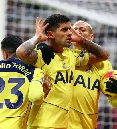 la12tuittera's tweet photo. 😮‍💨Esos colores y el 'Topo Gigio' del Cuti Romero. https://t.co/v40fZa0JEu