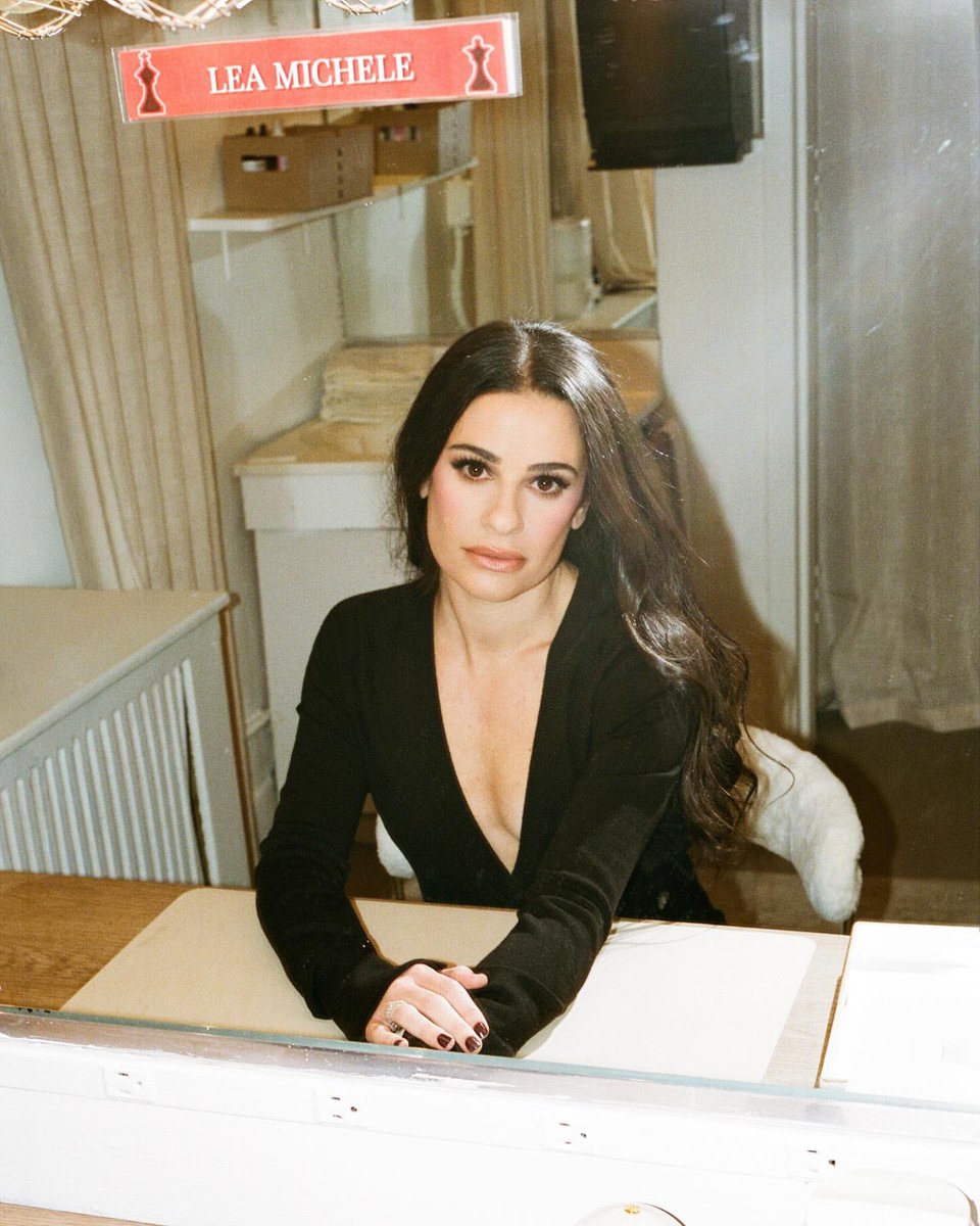 CentralGleeBr's tweet image. Lea Michele falou sobre seus ex-companheiros de Glee estarem na Broadway ao mesmo tempo: 

&quot;É loucura. Jonathan esteve na festa de Chess comigo, conversei com Darren recentemente, e estou tão animada pelo Kevin. Glee tem o elenco mais incrível de pessoas insanamente talentosas.&quot;