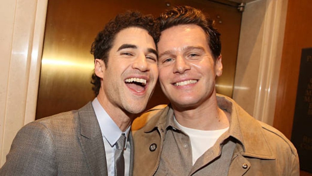 CentralGleeBr's tweet image. Lea Michele falou sobre seus ex-companheiros de Glee estarem na Broadway ao mesmo tempo: 

&quot;É loucura. Jonathan esteve na festa de Chess comigo, conversei com Darren recentemente, e estou tão animada pelo Kevin. Glee tem o elenco mais incrível de pessoas insanamente talentosas.&quot;