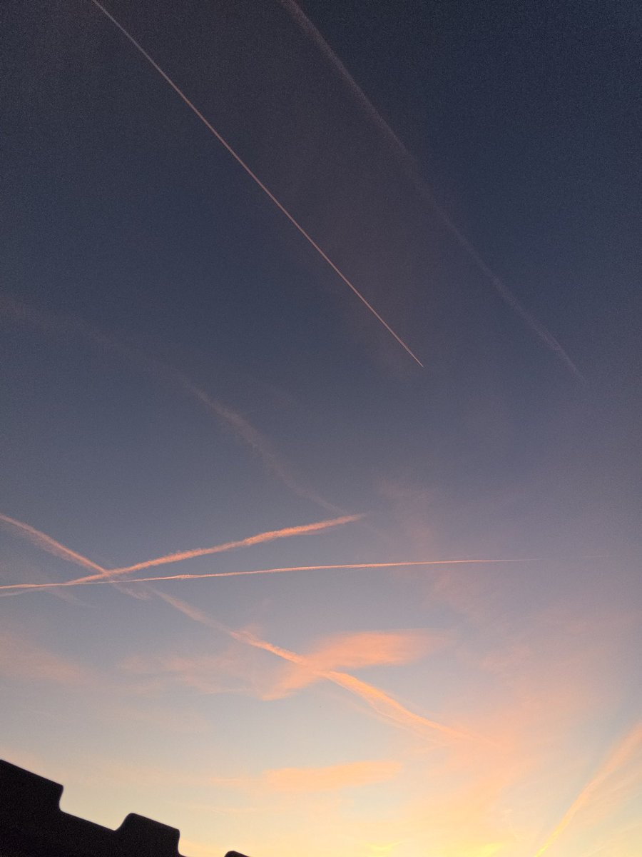 Mason99220099's tweet image. Gorgeous #Contrails tonight! 😂😂😂

#Chemtrails