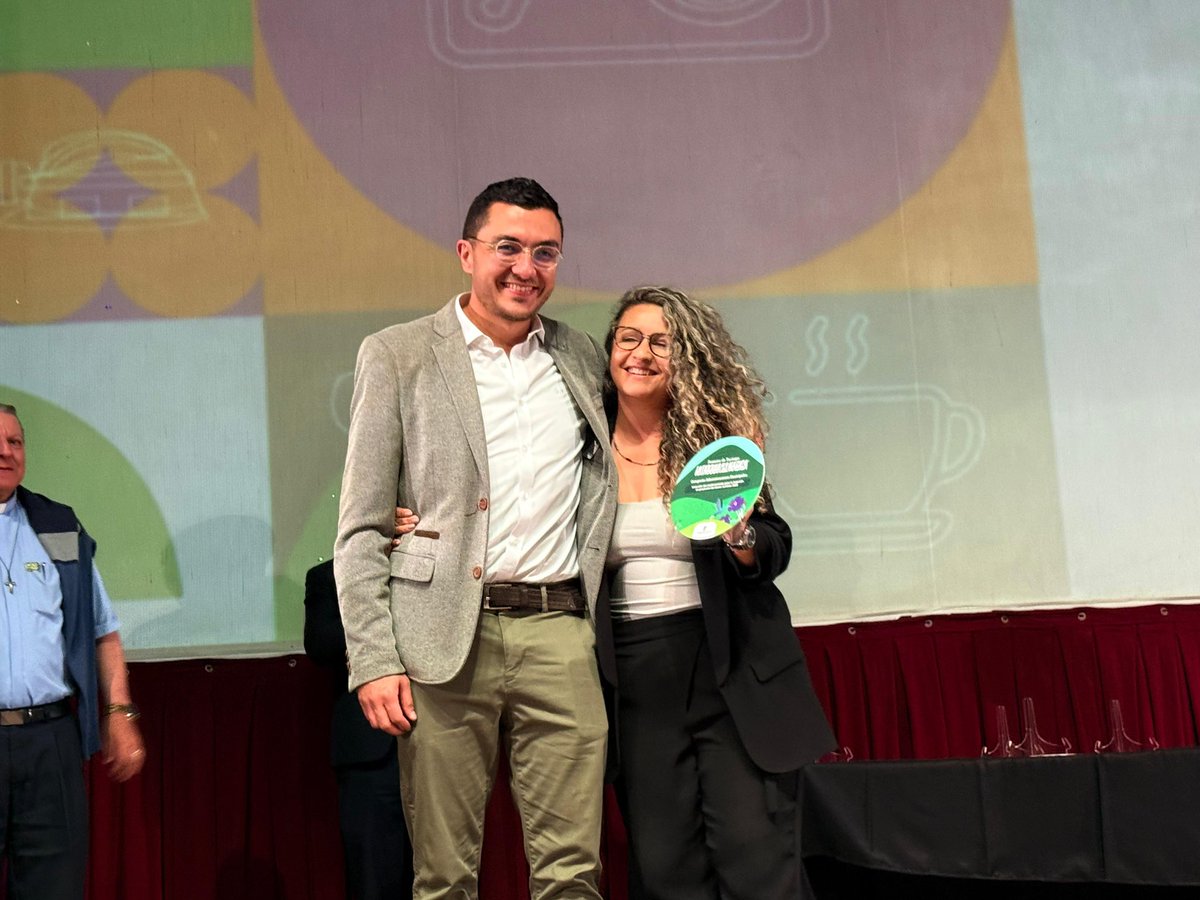 ¡Estamos felices! 🥰👏🏼👏🏼

Rionegro recibe el premio Antioquia es Mágica en la categoría 5, en la que se premia la atracción del capital privado para la inversión en proyectos del sector turístico. 🙌🏼🇵🇱❤️