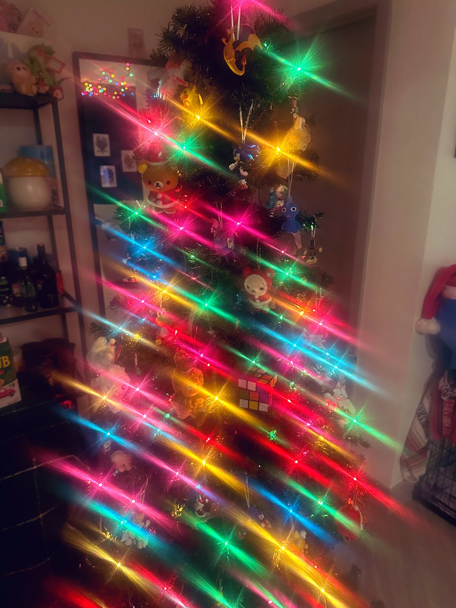 my astigmatism makes our christmas tree look so beautiful 🤩