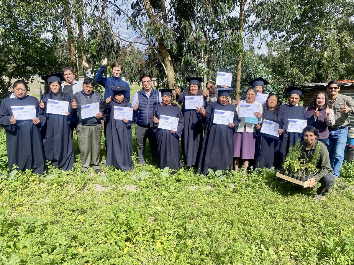 AgriculturaEc's tweet image. #Cotopaxi | 🎓 Impulsamos el aprendizaje para un campo más sostenible

Junto a representantes de la @conaf_minagri (CONAF), graduamos a las y los productores de la Asociación Agroecológica Tierra Fértil de la parroquia Pastocalle, quienes culminaron con éxito su formación en la