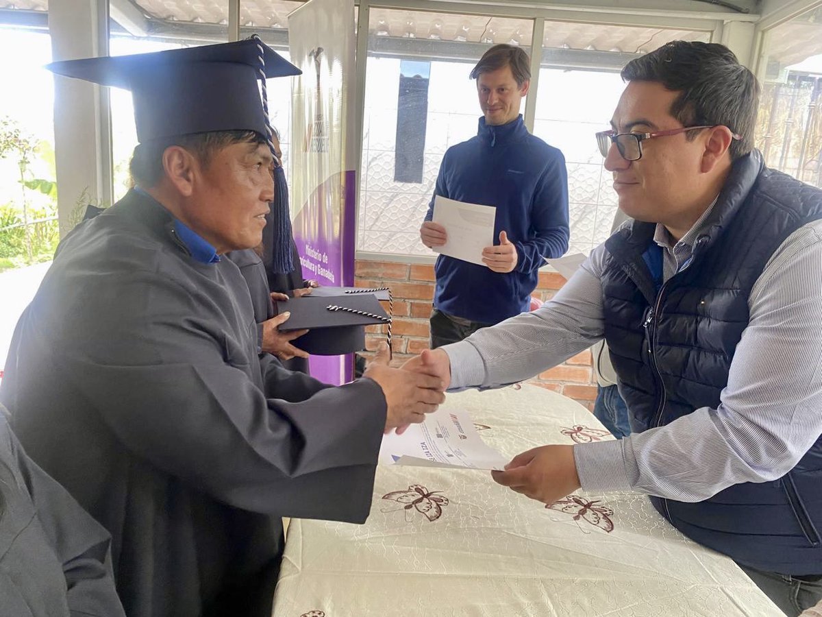 AgriculturaEc's tweet image. #Cotopaxi | 🎓 Impulsamos el aprendizaje para un campo más sostenible

Junto a representantes de la @conaf_minagri (CONAF), graduamos a las y los productores de la Asociación Agroecológica Tierra Fértil de la parroquia Pastocalle, quienes culminaron con éxito su formación en la