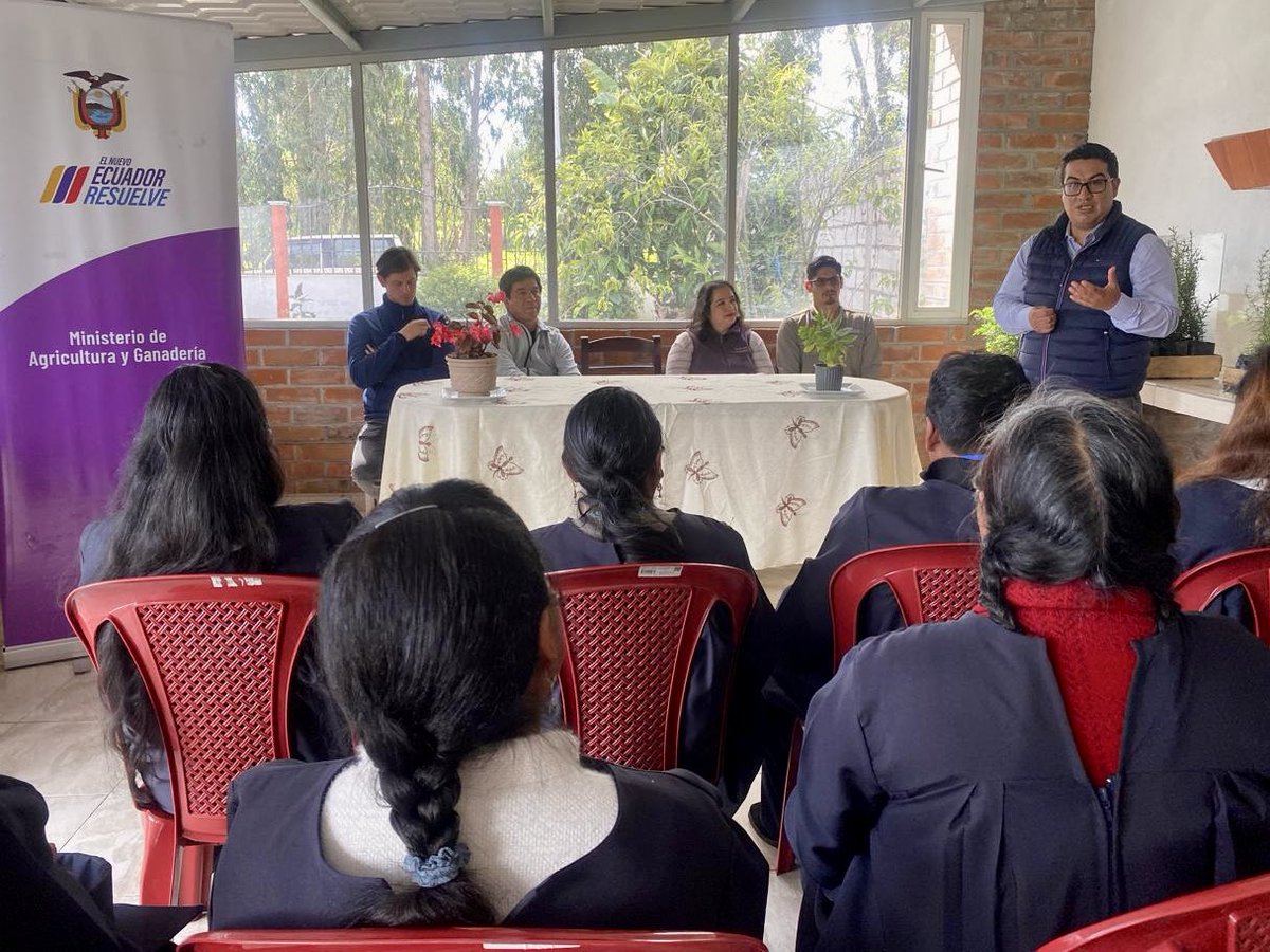AgriculturaEc's tweet image. #Cotopaxi | 🎓 Impulsamos el aprendizaje para un campo más sostenible

Junto a representantes de la @conaf_minagri (CONAF), graduamos a las y los productores de la Asociación Agroecológica Tierra Fértil de la parroquia Pastocalle, quienes culminaron con éxito su formación en la