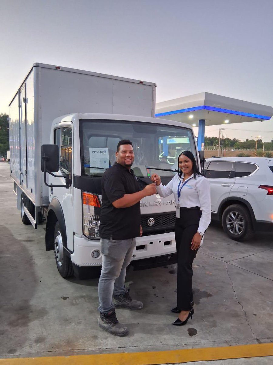 Hicimos la entrega oficial de un Ashok Leyland a Cervecería Punta Cana, un aliado que sigue confiando en la eficiencia, resistencia y rendimiento que caracterizan nuestra flota.
Este nuevo camión se suma a su operación para seguir moviendo calidad, sabor y tradición por toda la