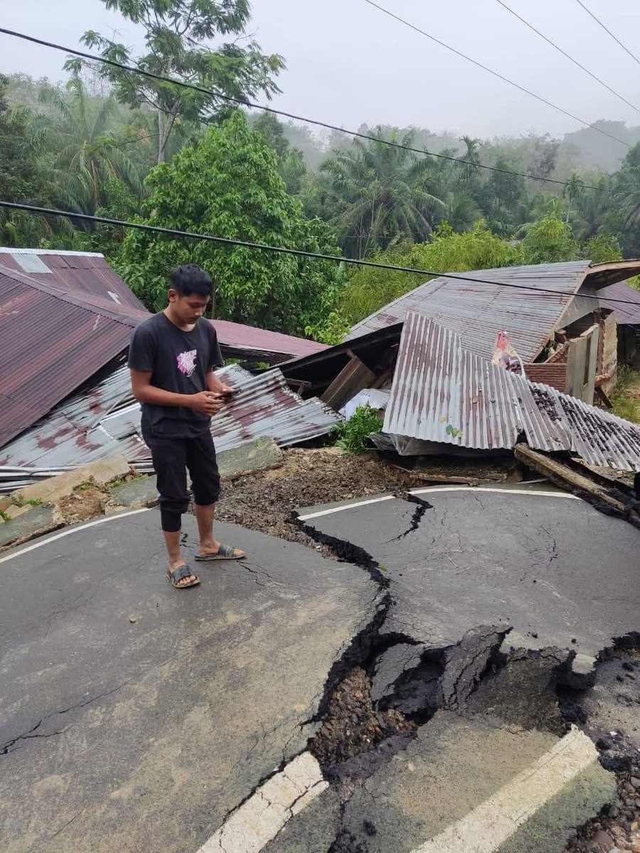 🚨 Tolong Up Gaes ⚠️‼️

Lok : Gampong Sukajadi Makmur/Trom, Kota Langsa Selasa 2 desember 2025

🚨💔 Kata aktifis Walikota Langsa dan Wakil tidak ada di tempat waktu Bencana terjadi dan komunikasi laporan pemerintah Langsa ke publik hampir tidak ada
#langsa #wajahlangsa