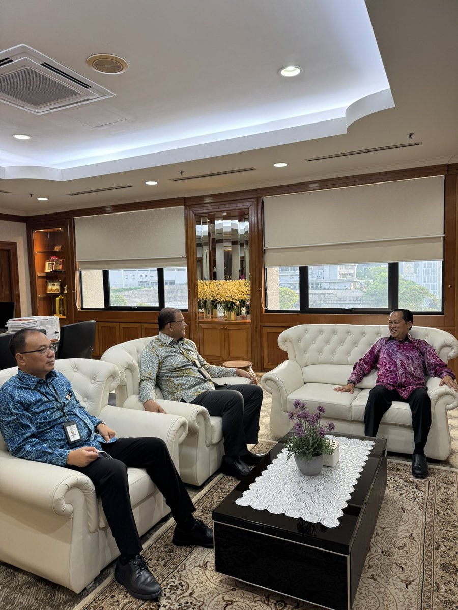 ahmadmaslan's tweet image. Hari ini 3/12/25 ialah Hari #Batik #Malaysia. Jam 8.10 pagi saya bertemu KSU &amp;amp; TKSU #KKR yg juga berbaju batik &amp;amp; hidup menjadi cantik💜

#Pantun original:

Ilmu dicari, tidak dipersia, 
Membantu diri, mencari wadah;
Selamat Hari, Batik Malaysia, 
Warisan seni, yang sangat indah.