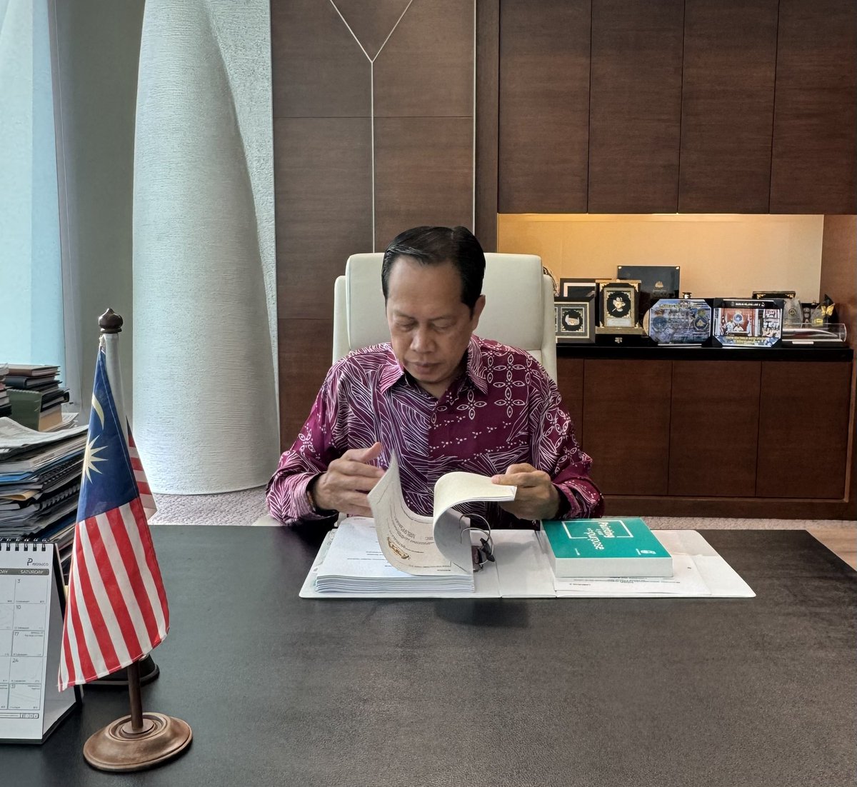ahmadmaslan's tweet image. Hari ini 3/12/25 ialah Hari #Batik #Malaysia. Jam 8.10 pagi saya bertemu KSU &amp;amp; TKSU #KKR yg juga berbaju batik &amp;amp; hidup menjadi cantik💜

#Pantun original:

Ilmu dicari, tidak dipersia, 
Membantu diri, mencari wadah;
Selamat Hari, Batik Malaysia, 
Warisan seni, yang sangat indah.