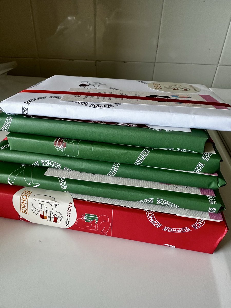 Este año voy a regalarle libros a todo el mundo (porque son el mejor regalo) y ayer aproveché los descuentos de Cyber Monday de <a href="/sophosenlinea/">SOPHOS librería</a> y ya están empacados y entregados en casa. Gracias Sophos, excelente servicio 💯