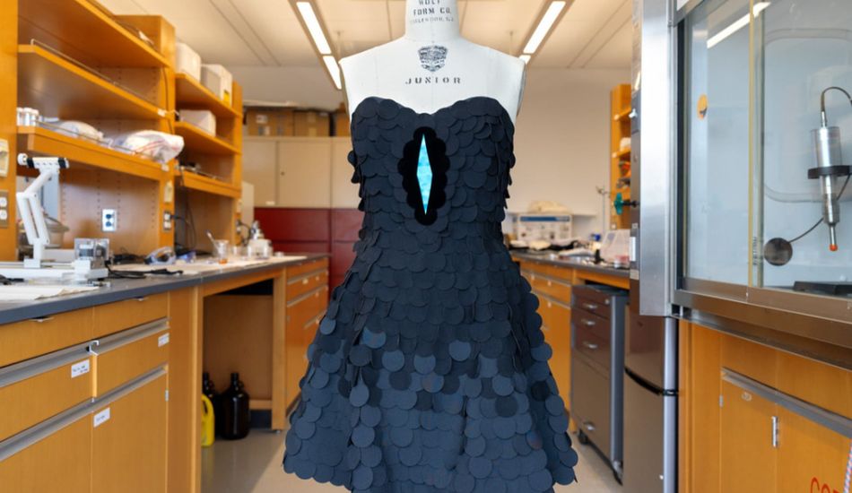 TechDropsNetBR's tweet photo. Inspirados pela natureza, cientistas de Cornell criam um tecido que redefine a escuridão, com potencial para revolucionar a moda e a tecnologia. É incrivelmente escuro! #notícias  #Tecido #CienciaMaterial #Tecnologia #Ultrapeto
Link: https://t.co/Jx6NEkFMlu https://t.co/AvaKO8mWqI