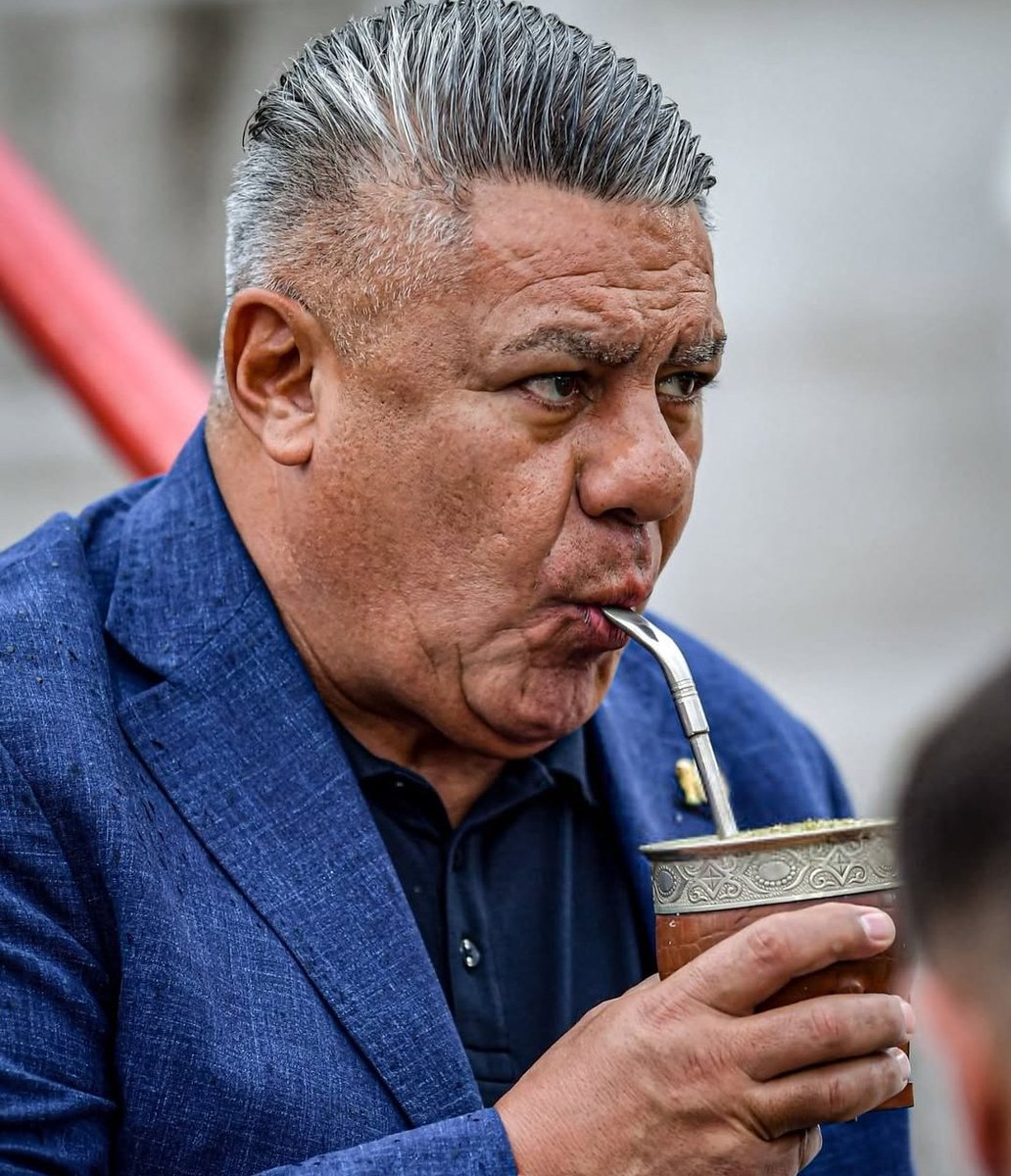 GallinaCossmica's tweet image. De alguna 0rgí4 nació
Fue castigo de Dios
Que tenga que presidir 
Y en la AFA asumió 
Enfrentar la adversidad
Con afán de afanarse en cada fecha, la liga. 

El muy rastrero logró
Lo que no hace un mortal sin experiencia 
Sentó su visión de jugar
Con ayuditas
Después de ganar el…