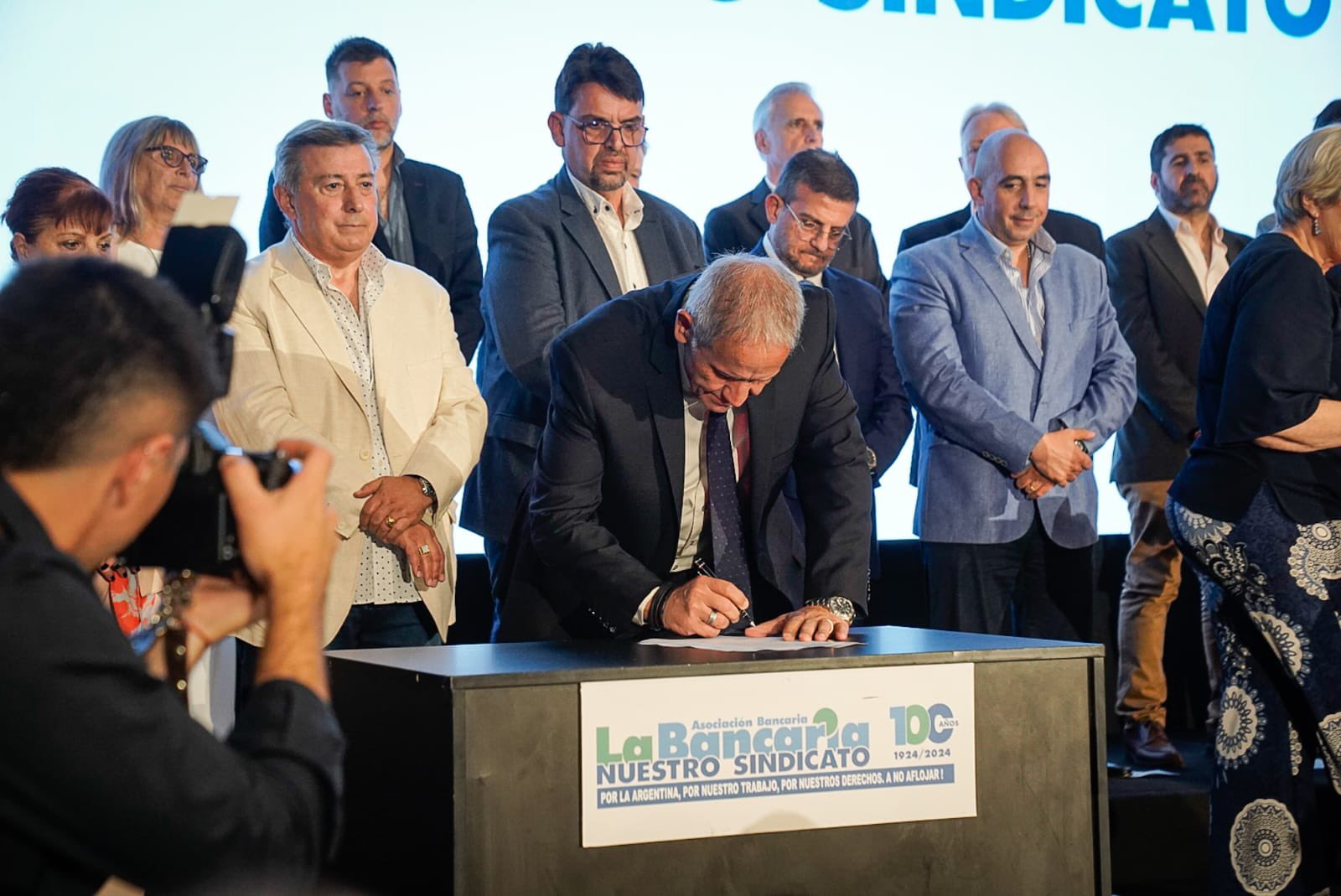 La Bancaria volvió a actualizar los salarios por IPC y el sueldo inicial de la actividad ya supera los 2 millones de pesos