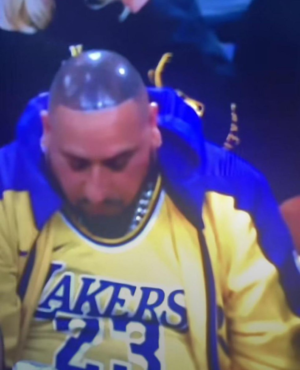 A fan pulled up to Lakers game last night with the Jaylen Brown hair spray 😭😭 