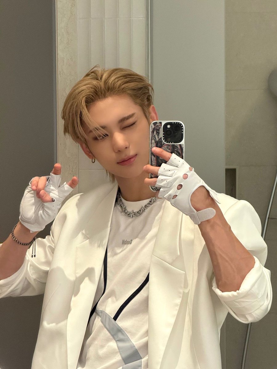 YaoiHyungMaster's tweet photo. ☆ wink wink (we gonna act like were not late asl but EVERYONE ELSE WAS SO WTV)
٩(๑´0`๑)۶
#DAY_ANDSELCADAY #DAY_ANDSD #Day_and_selcaday #NOWZ #SIYUN https://t.co/BQUkBejTlF