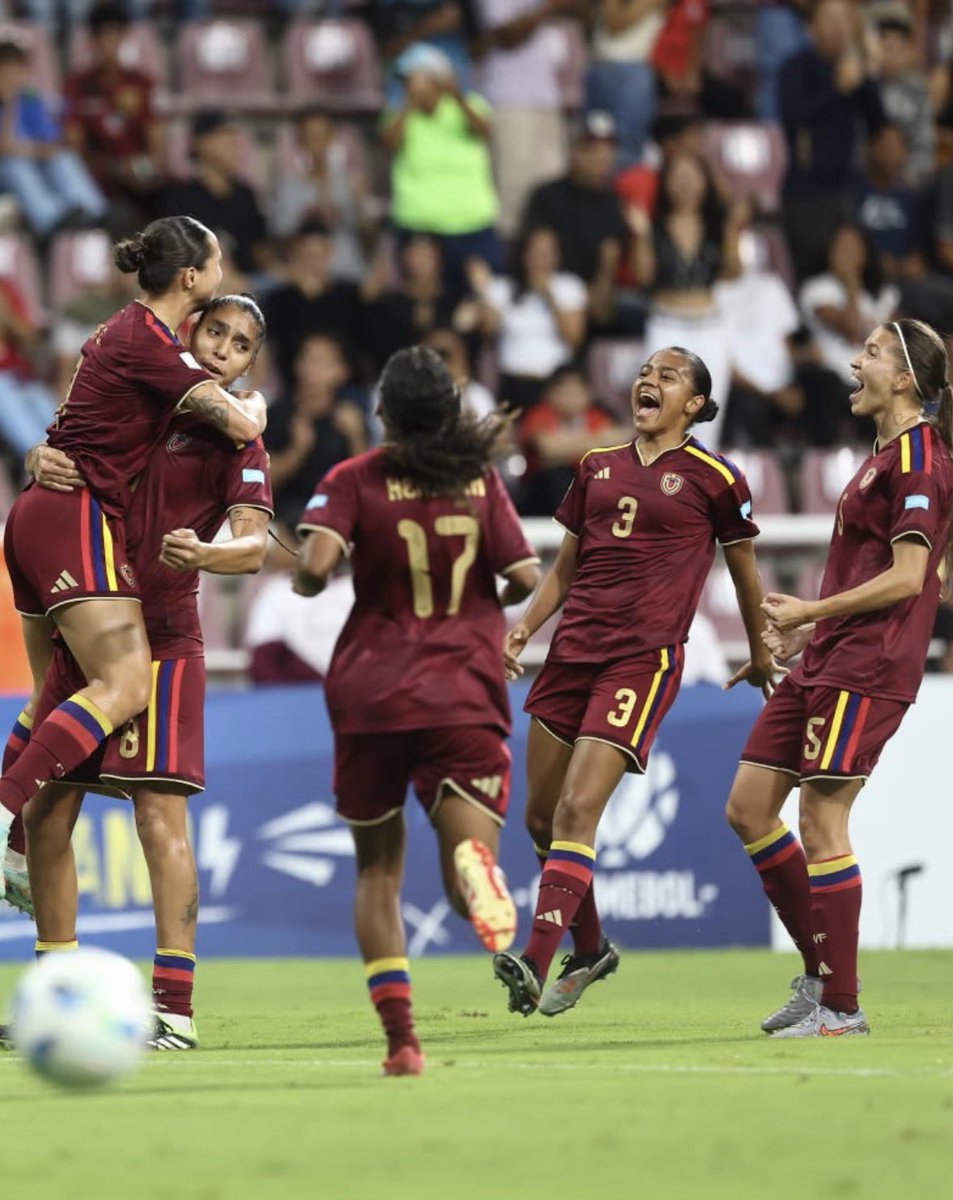TeoremaDeFutbol's tweet image. La Vinotinto Femenina GANÓ, GOLEÓ Y GUSTÓ 🇻🇪

Cerramos esta 2025 de la Liga de Naciones Femenina en lo más alto de la tabla con 8 puntos de 12 posibles y de manera invicta.

Desde el día uno en su barco, muchachas. 

Confiando en este proceso.