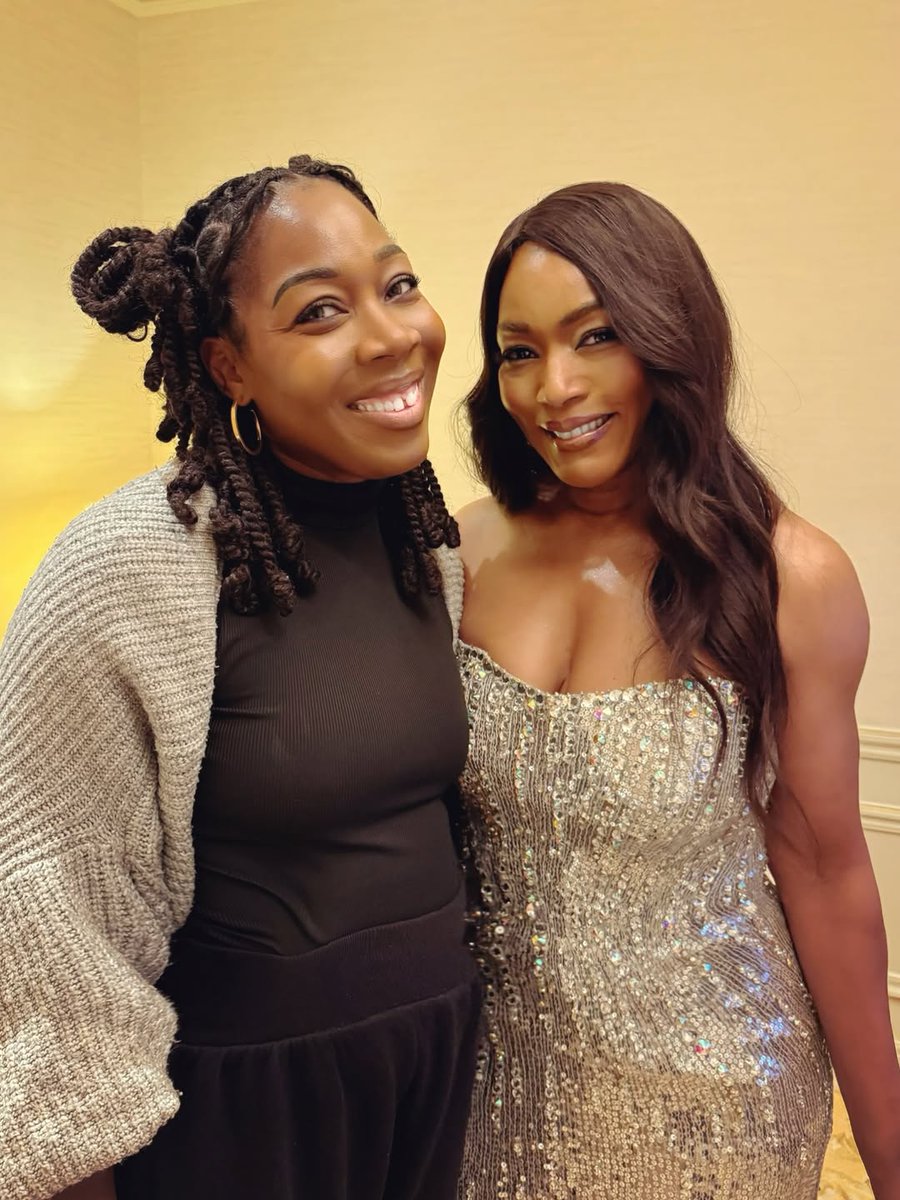 Angela Bassett with her makeup artist Isabelle Boireau ✨️

📸  Isabelle Boireau / Instagram