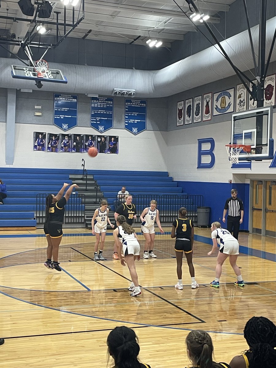 Blue Jays have the lead against our JV Hornets 18-13 after 3rd Q!  #FultonProud🖤🐝💛 <a href="/FPSActivities/">Fulton Activities</a>