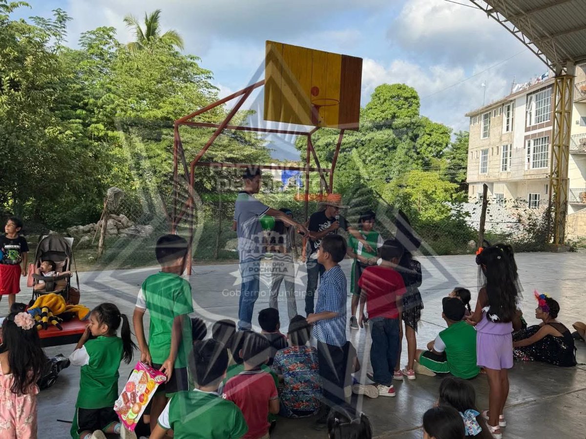 prevpochutla's tweet photo. Este importante evento tuvo como objetivo promover el bienestar de la niñez mediante actividades lúdicas y educativas que fortalecen valores, la convivencia sana y la construcción de entornos escolares seguros. 👧👦✨ https://t.co/3eFzPG2Wev