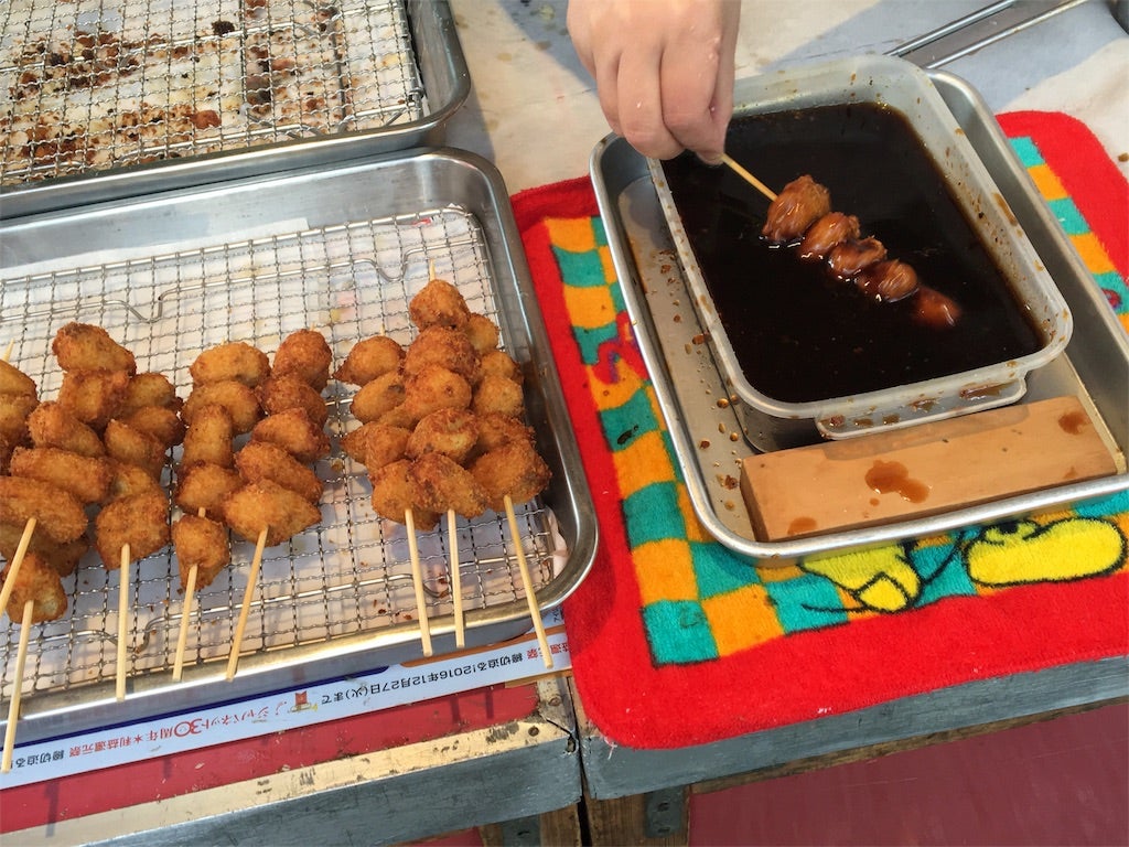 hironobutnk's tweet photo. 東京コロッケいうのは、大阪の縁日の屋台にしかなくて、

こうやって串に刺して二度漬け禁止のソースに浸して食べるんです。

子供心にも「これはおそらく東京の料理ではないだろう」と推測しながら育ちました。 https://t.co/3KoWJLqnye