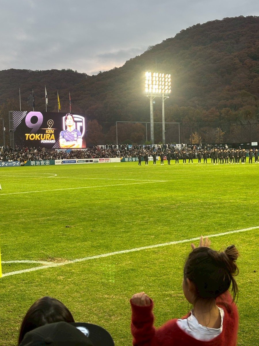 tokurasaurus's tweet image. 今シーズンをもって、栃木シティを退団することになりました。

個人的には力不足を痛感し、歯がゆさと悔しさの残る一年でした。
それでも、J3参入1年目に優勝し、J2昇格という歴史的な瞬間に関われたことは、これからの人生を振り返ったとき、間違いなく大きな財産になるシーズンでした。…