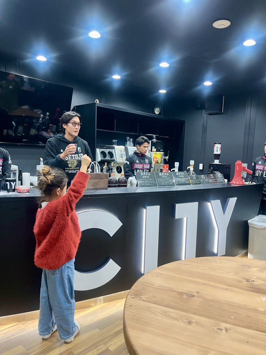 tokurasaurus's tweet image. 今シーズンをもって、栃木シティを退団することになりました。

個人的には力不足を痛感し、歯がゆさと悔しさの残る一年でした。
それでも、J3参入1年目に優勝し、J2昇格という歴史的な瞬間に関われたことは、これからの人生を振り返ったとき、間違いなく大きな財産になるシーズンでした。…