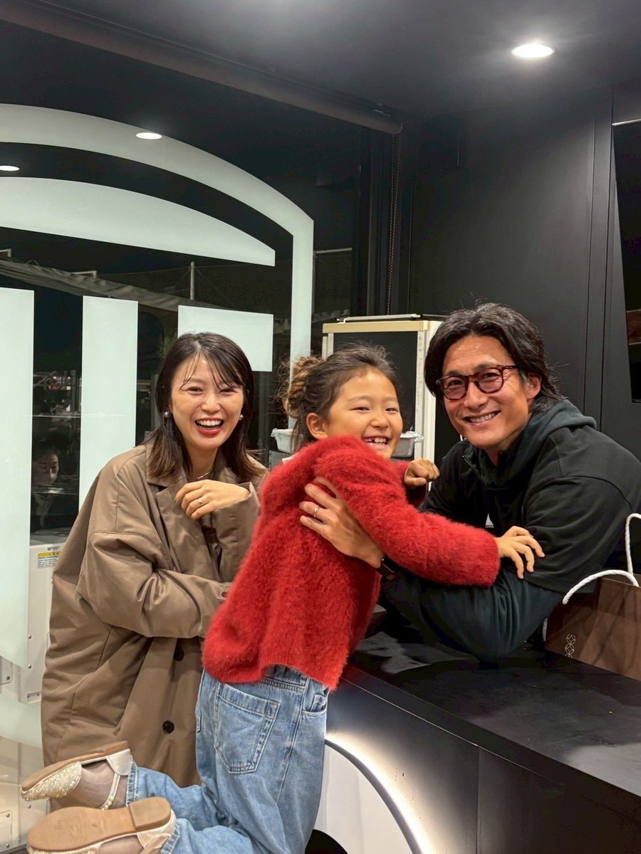 tokurasaurus's tweet image. 今シーズンをもって、栃木シティを退団することになりました。

個人的には力不足を痛感し、歯がゆさと悔しさの残る一年でした。
それでも、J3参入1年目に優勝し、J2昇格という歴史的な瞬間に関われたことは、これからの人生を振り返ったとき、間違いなく大きな財産になるシーズンでした。…