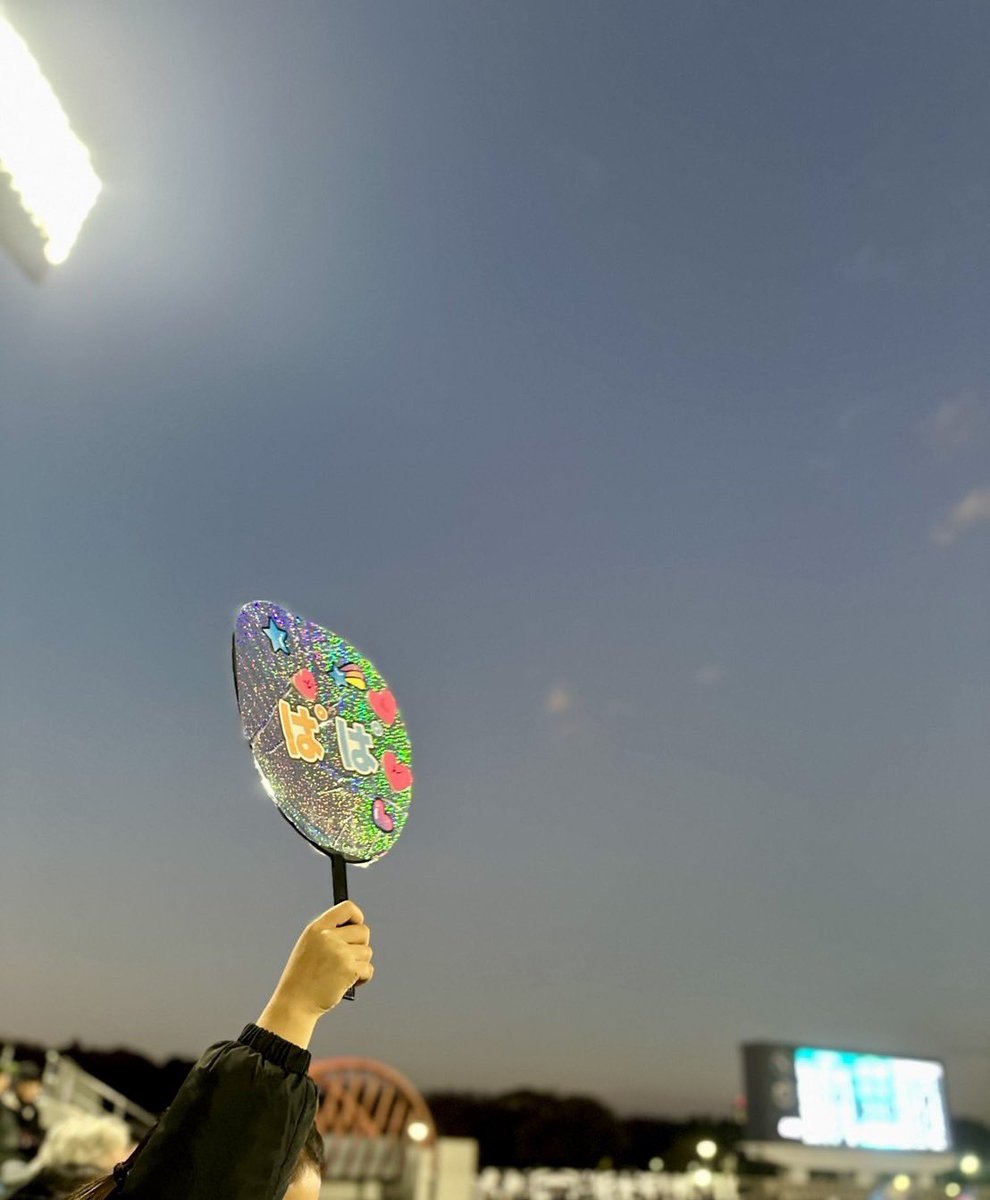 tokurasaurus's tweet image. 今シーズンをもって、栃木シティを退団することになりました。

個人的には力不足を痛感し、歯がゆさと悔しさの残る一年でした。
それでも、J3参入1年目に優勝し、J2昇格という歴史的な瞬間に関われたことは、これからの人生を振り返ったとき、間違いなく大きな財産になるシーズンでした。…