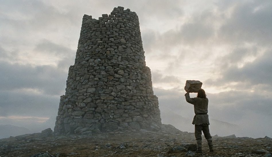 假如没有突如其来的幸运，只有日复一日的认真。忽然明白 所谓命运 不过是无数个“此刻”叠成的塔 你只是安静地 把下一块砖 放平