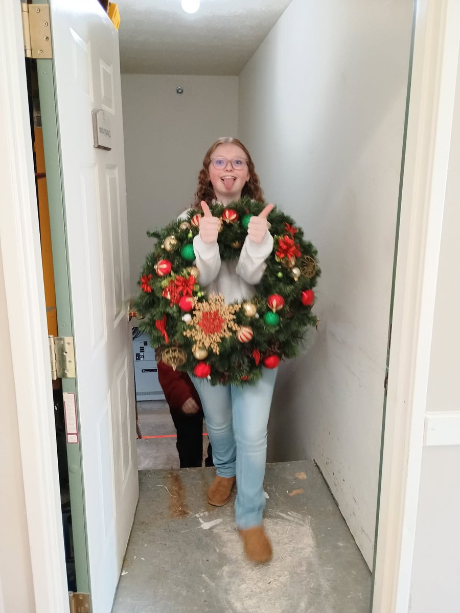 AFJROTCPHS's tweet photo. Helped out our neighbors at Bailey Point today, getting Christmas decorations ready! https://t.co/WUDlMZ1QAW