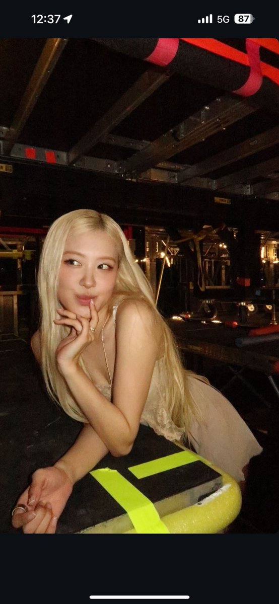 vampirerozay's tweet image. #ROSÉ in the past 12 hours: 

— Named Variety&apos;s Global Hitmaker of the Year 
— First lead female artist in history to top Apple Music Global songs year-end chart 
— First K-pop act in history to top Apple Music Top 100 Shazam, Radio Chart, Radio Chart Pop year-end charts 
— First…