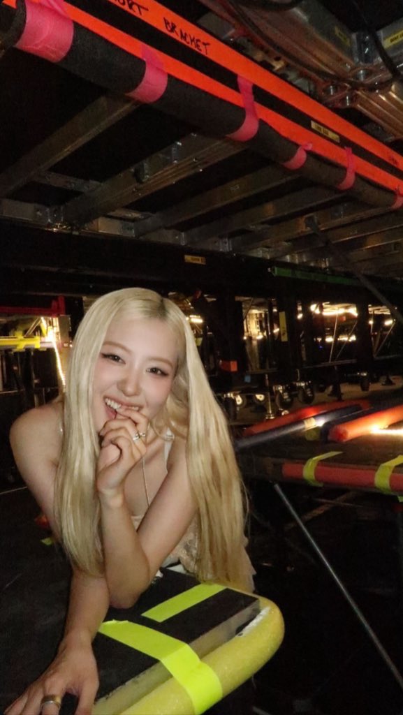 vampirerozay's tweet image. #ROSÉ in the past 12 hours: 

— Named Variety&apos;s Global Hitmaker of the Year 
— First lead female artist in history to top Apple Music Global songs year-end chart 
— First K-pop act in history to top Apple Music Top 100 Shazam, Radio Chart, Radio Chart Pop year-end charts 
— First…