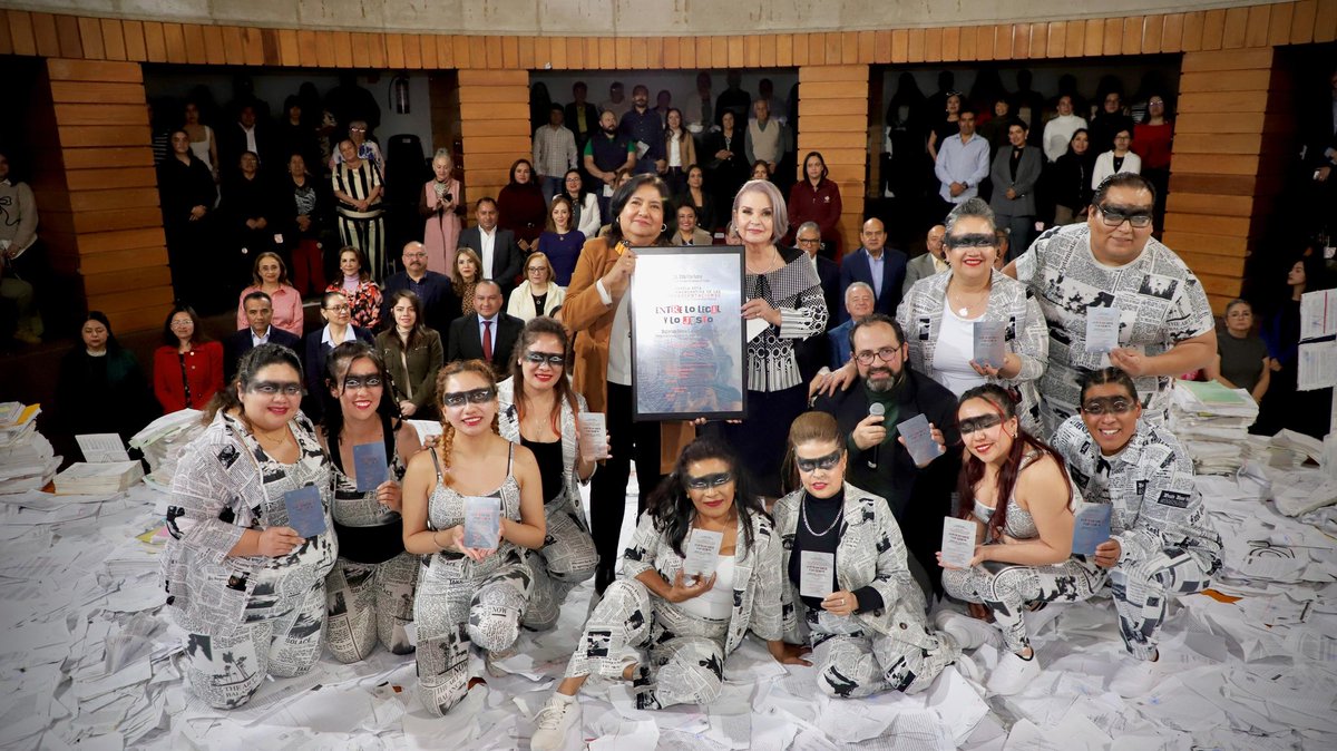 difhgo's tweet image. #LaFamiliaDIFH acompañó la develación de la placa por las 100 funciones de la obra “Entre lo Legal y lo Justo”, un testimonio vivo que acerca la justicia a la ciudadanía desde el humanismo, el diálogo y la comprensión. ⚖️❤️✨