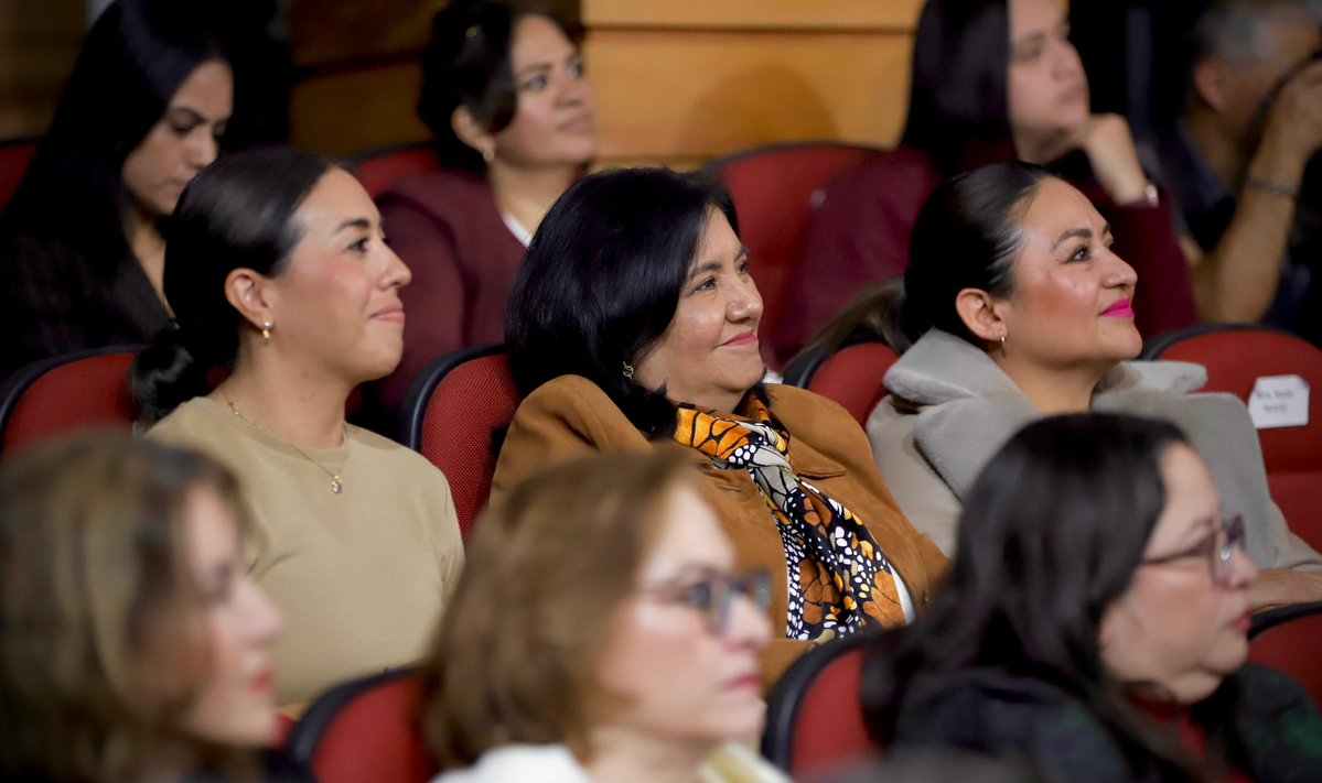 difhgo's tweet image. #LaFamiliaDIFH acompañó la develación de la placa por las 100 funciones de la obra “Entre lo Legal y lo Justo”, un testimonio vivo que acerca la justicia a la ciudadanía desde el humanismo, el diálogo y la comprensión. ⚖️❤️✨