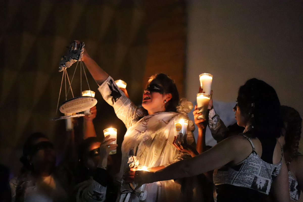 difhgo's tweet image. #LaFamiliaDIFH acompañó la develación de la placa por las 100 funciones de la obra “Entre lo Legal y lo Justo”, un testimonio vivo que acerca la justicia a la ciudadanía desde el humanismo, el diálogo y la comprensión. ⚖️❤️✨