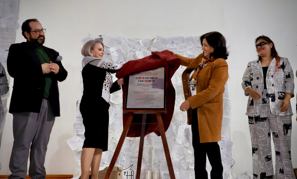 difhgo's tweet image. #LaFamiliaDIFH acompañó la develación de la placa por las 100 funciones de la obra “Entre lo Legal y lo Justo”, un testimonio vivo que acerca la justicia a la ciudadanía desde el humanismo, el diálogo y la comprensión. ⚖️❤️✨