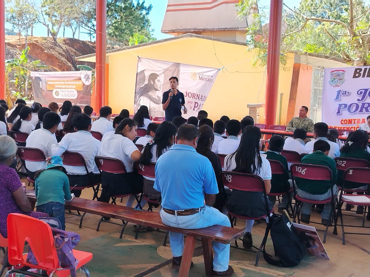 prevpochutla's tweet photo. 🙌🙌 Nuestro titular Mtro. Alfredo Vizarretea de manera interinstitucional participó en la Jornada Por La Paz que encabeza el Gobierno de México en San Bartolomé Loxicha. 

👮‍♂️👮🏽‍♂️En este importante evento nuestra unidad impartió una plática denominada “Impacto social y familiar del https://t.co/PHBKfNTnan