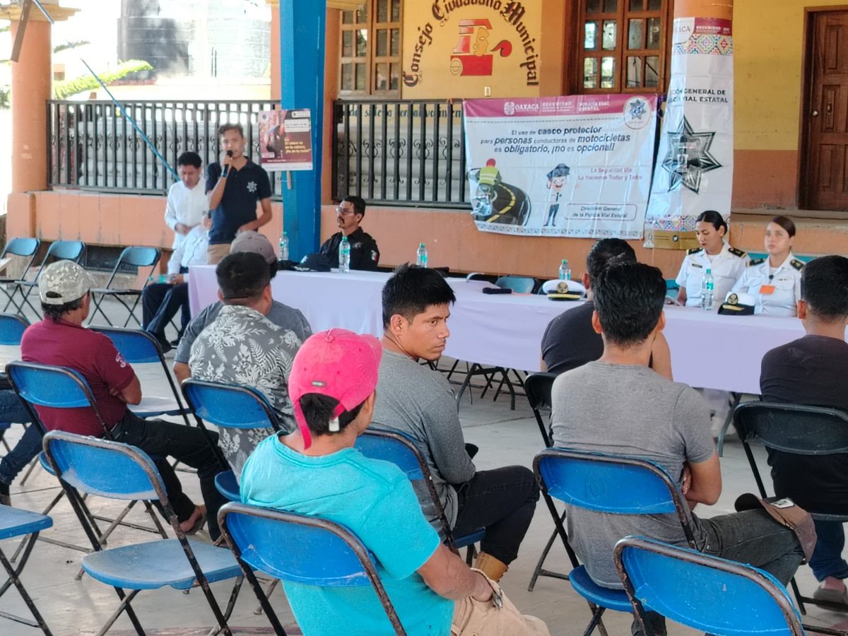 prevpochutla's tweet photo. 🙌🙌 Nuestro titular Mtro. Alfredo Vizarretea de manera interinstitucional participó en la Jornada Por La Paz que encabeza el Gobierno de México en San Bartolomé Loxicha. 

👮‍♂️👮🏽‍♂️En este importante evento nuestra unidad impartió una plática denominada “Impacto social y familiar del https://t.co/PHBKfNTnan