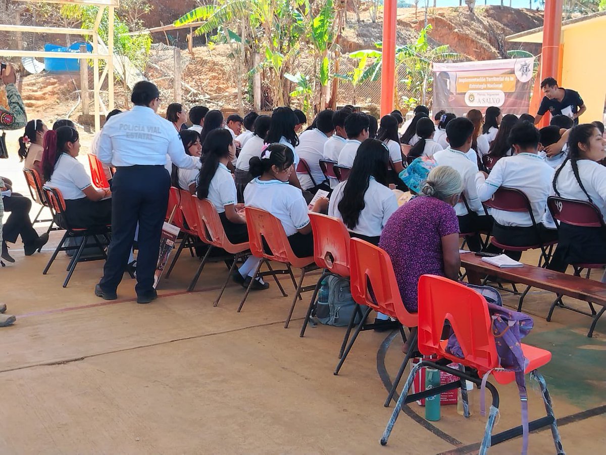 prevpochutla's tweet photo. 🙌🙌 Nuestro titular Mtro. Alfredo Vizarretea de manera interinstitucional participó en la Jornada Por La Paz que encabeza el Gobierno de México en San Bartolomé Loxicha. 

👮‍♂️👮🏽‍♂️En este importante evento nuestra unidad impartió una plática denominada “Impacto social y familiar del https://t.co/PHBKfNTnan
