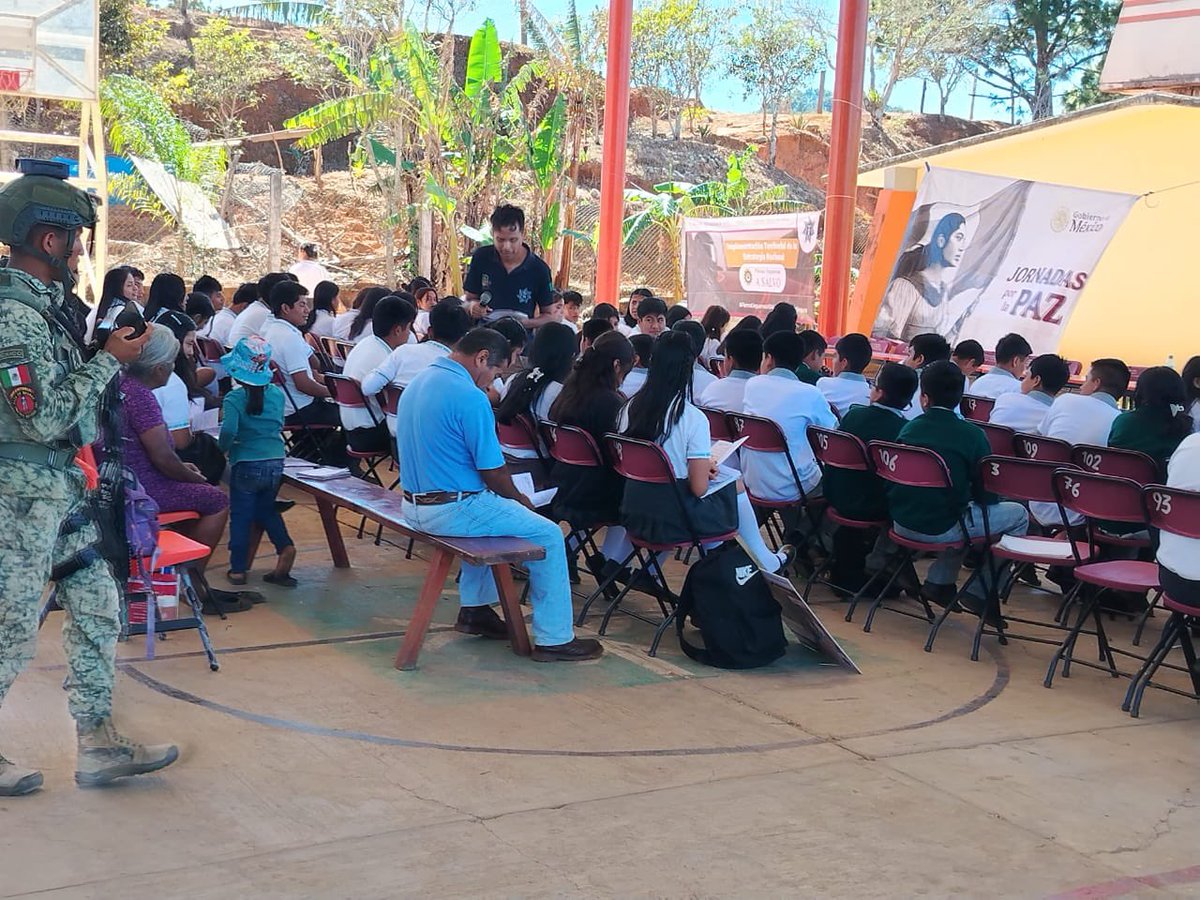 prevpochutla's tweet photo. 🙌🙌 Nuestro titular Mtro. Alfredo Vizarretea de manera interinstitucional participó en la Jornada Por La Paz que encabeza el Gobierno de México en San Bartolomé Loxicha. 

👮‍♂️👮🏽‍♂️En este importante evento nuestra unidad impartió una plática denominada “Impacto social y familiar del https://t.co/PHBKfNTnan