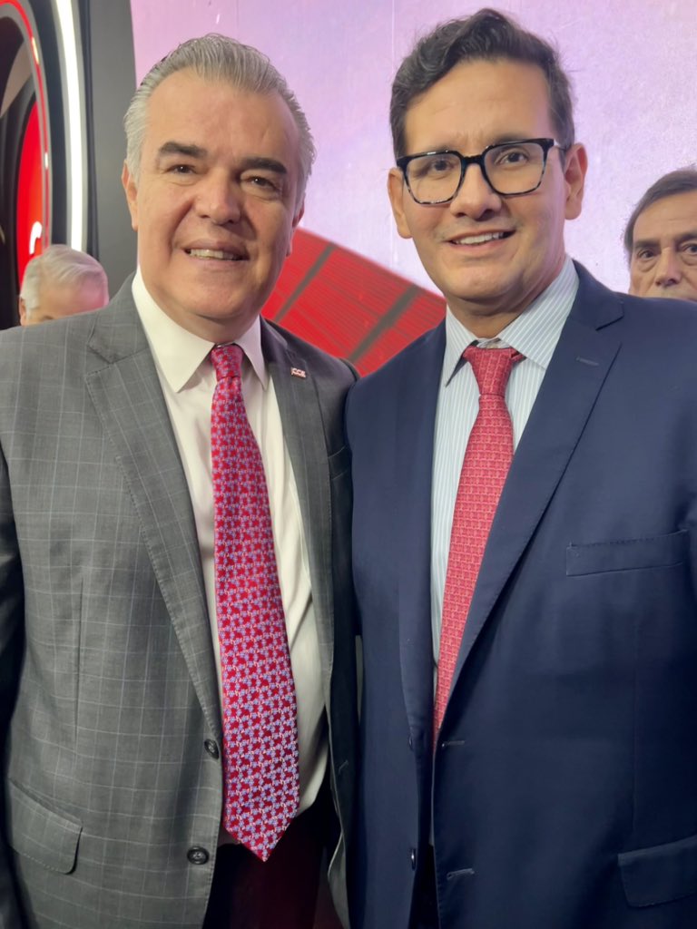 Felicidades a Paco Cervantes, quien hoy rindió su último informe como presidente del Consejo Coordinador Empresarial.

Muy valioso el trabajo conjunto del CCE y la secretaría de Economía, al mando de Marcelo Ebrard, para impulsar el Plan México y la iniciativa Hecho en México.