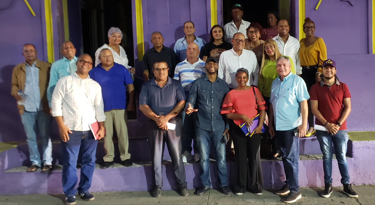 AngelRCasado's tweet image. Ramón de la Rosa, CP supervisor para la region Sur, juramenta a Tony Peña como enlace en Peravia. Dirigentes trabajando para el regreso del #PLD a dirigir los destinos de nuestro país. @DaniloMedina @JohnnyPujols @rubenbichara #peraviaesPLD
#conelpldseviviamejor