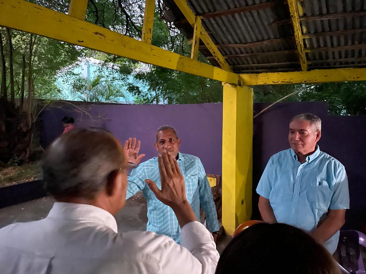 AngelRCasado's tweet image. Ramón de la Rosa, CP supervisor para la region Sur, juramenta a Tony Peña como enlace en Peravia. Dirigentes trabajando para el regreso del #PLD a dirigir los destinos de nuestro país. @DaniloMedina @JohnnyPujols @rubenbichara #peraviaesPLD
#conelpldseviviamejor