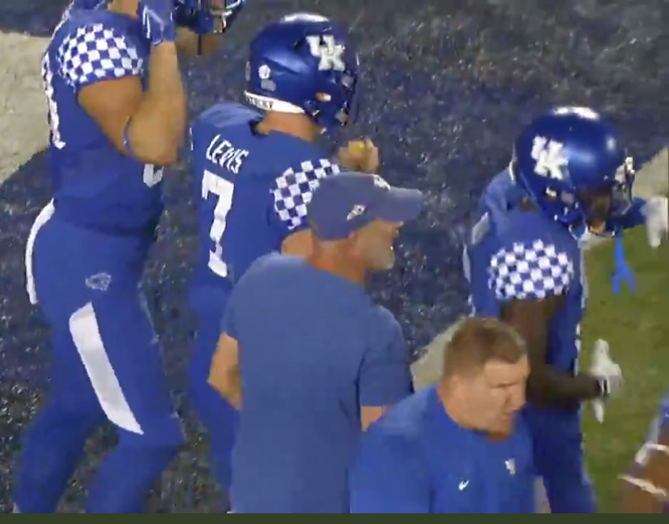 natersimpson's tweet photo. @UKCoachStoops Appreciate all you’ve done @UKCoachStoops!   Being the Steward for program for 13 years is a helluva accomplishment.  Great memories! https://t.co/TZ02QiHhXD
