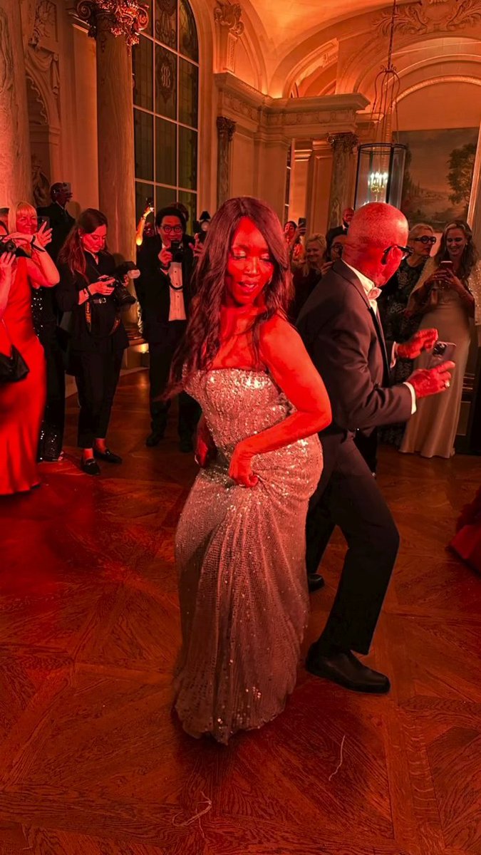 Angela Bassett on the Le Bal dance floor ✨️

📸  Antonella de Orleans Borbon