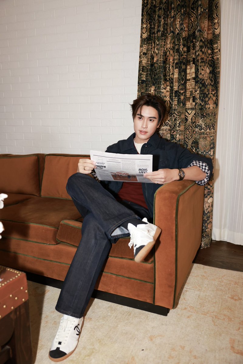 FashionHerald's tweet image. Gemini Norawit serves absolute PERFECTION at #CHANELMETIERSDART . Effortlessly chic, impeccably tailored, and radiating that signature Gemini glow — he’s officially ready to take his front-row seat at the highly anticipated CHANEL Métiers d’Art 2025/26 show.
#CHANELxGemini