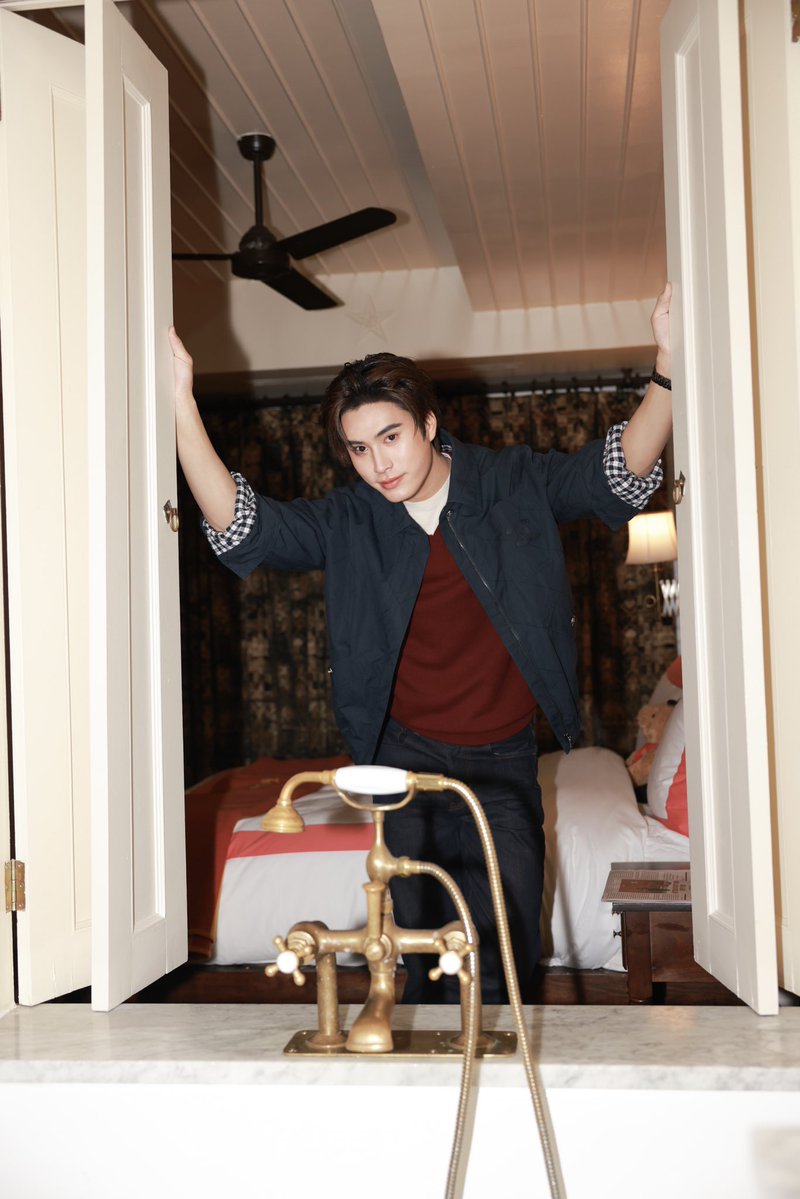 FashionHerald's tweet image. Gemini Norawit serves absolute PERFECTION at #CHANELMETIERSDART . Effortlessly chic, impeccably tailored, and radiating that signature Gemini glow — he’s officially ready to take his front-row seat at the highly anticipated CHANEL Métiers d’Art 2025/26 show.
#CHANELxGemini