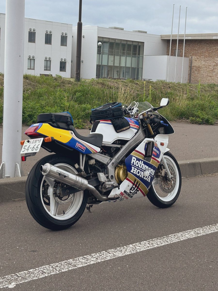 t4kunasan's tweet photo. @NSR250YZF とりあえずシングルシートがカッコ良過ぎますね🤣👍
サブフレームまで調整する時間と体力が無いので、たぶんこのまま快適ふわふわシートで行くと思いますが😭💦 https://t.co/9jfE1gu0E2