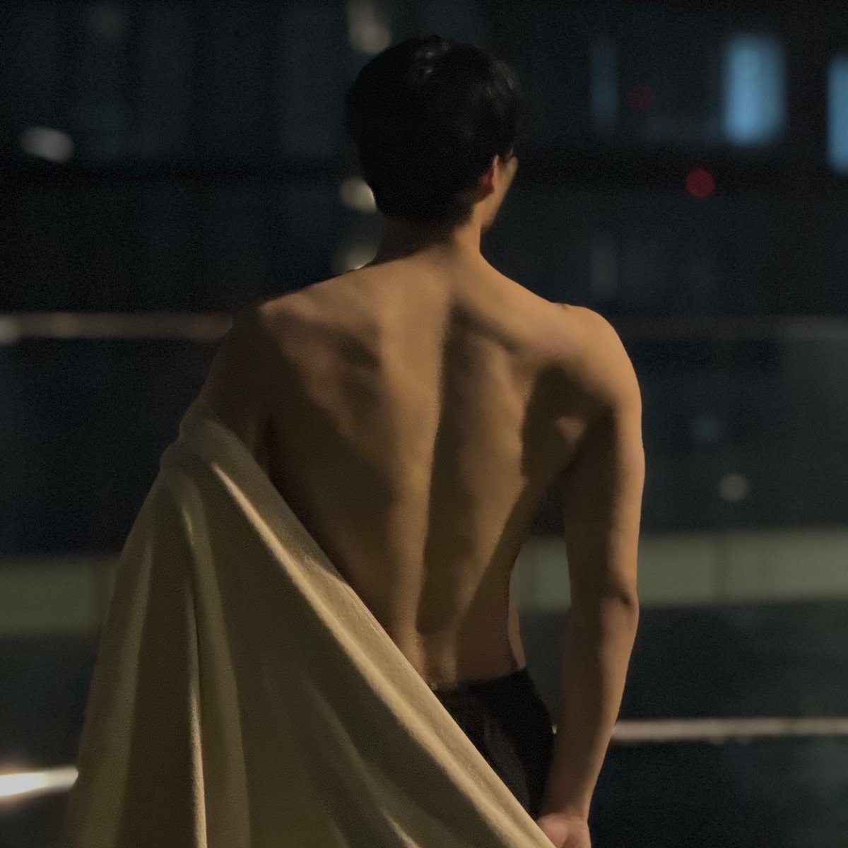 girIwook's tweet photo. unhealthily obsessed with gunwooks back https://t.co/9JPPvu2LoN