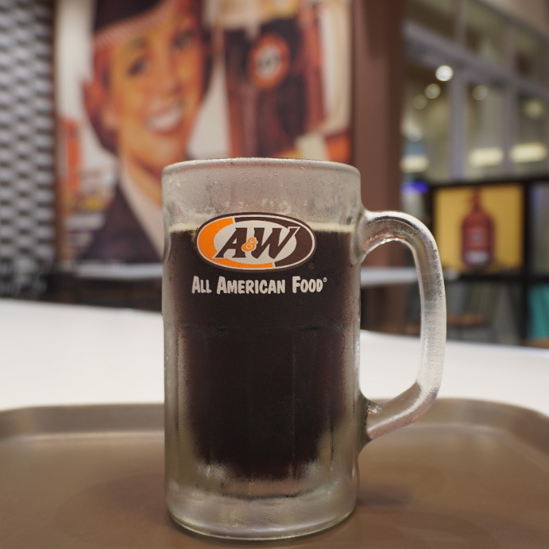 AW_Okinawa's tweet image. みなさんにもっともっとルートビアを好きになってもらいたいので、毎日店内おかわり無料にしてます🐻🤎

awok.co.jp/menu-list/drin…

#aandw #ルートビア